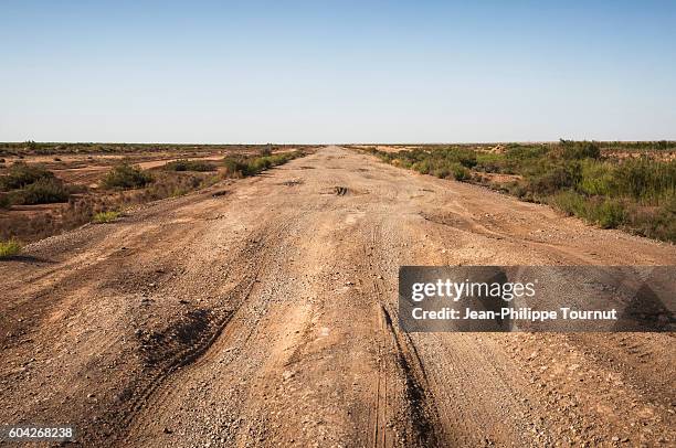 dirt road across the desert in turkmenistan, central asia - uneben stock-fotos und bilder