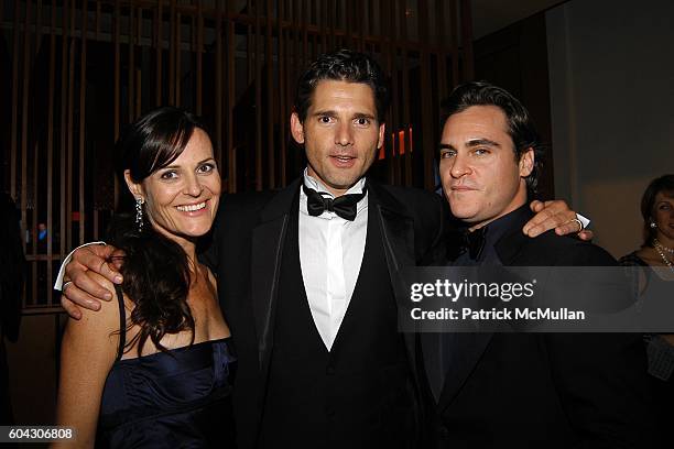 Rebecca Gleeson, Eric Bana and Joaquin Phoenix attend Vanity Fair Oscar Party at Morton's Restaurant on March 5, 2006.