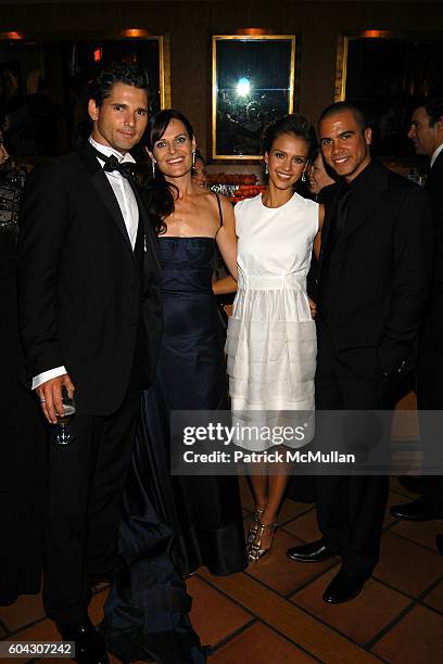 Eric Bana, Rebecca Gleeson, Jessica Alba and Cash Warren attend Vanity Fair Oscar Party at Morton's Restaurant on March 5, 2006.