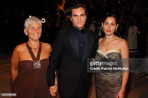 Arlyn Phoenix, Joaquin Phoenix and Summer Phoenix attend Vanity Fair Oscar Party at Morton's Restaurant on March 5, 2006.
