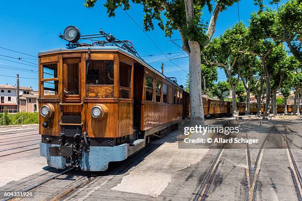 train on station in soller mallorca - majorque photos et images de collection