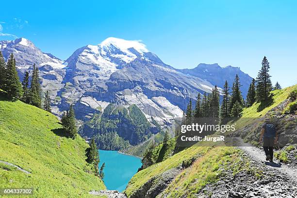 randonnée en montagne en suisse - lac-oeschinensee photos et images de collection