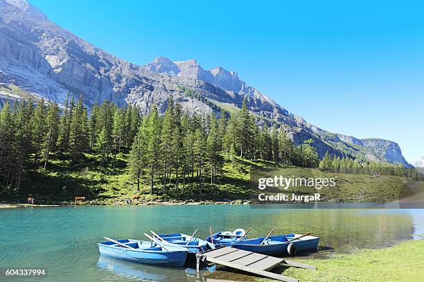 location de bateaux au lac oeschinensee en suisse - lac-oeschinensee photos et images de collection