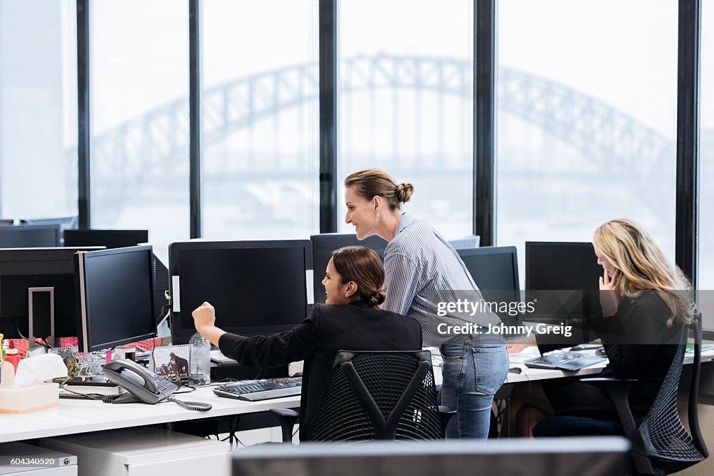 Imprenditrici professioniste in ufficio australiano che lavorano su computer