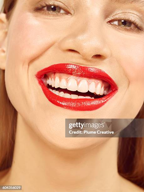 beauty - rode lippenstift stockfoto's en -beelden