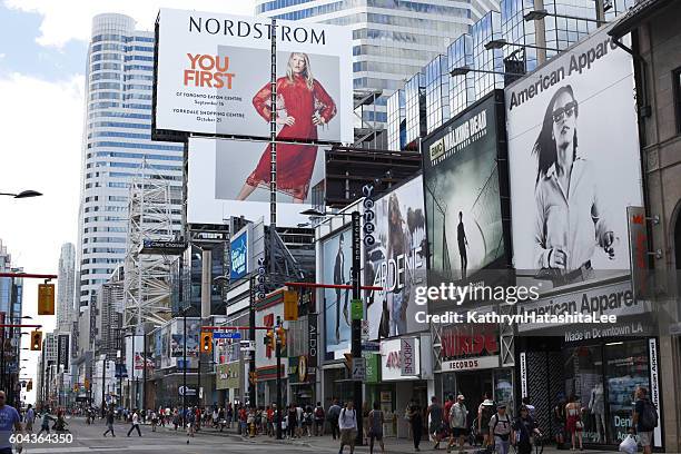 shopping district, yonge street, toronto, kanada im sommer - yonge street stock-fotos und bilder