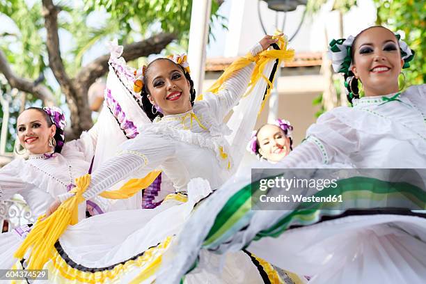 mexico, jalisco, xiutla dancer, folkloristic mexican dancers - tradición fotografías e imágenes de stock