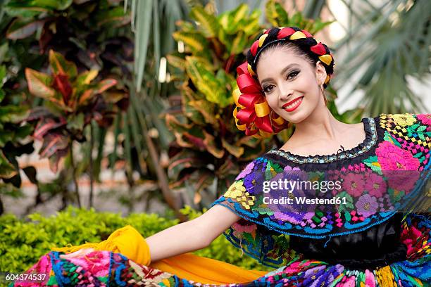 mexico, jalisco, xiutla dancer, folkloristic mexican dancer - roupa tradicional imagens e fotografias de stock