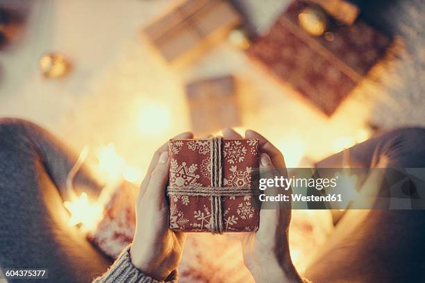 woman's hands holding christmas present - sala di lusso foto e immagini stock