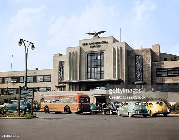 1940s BUSES TAXIS CARS OUTSIDE MAIN BUILDING LAGUARDIA AIRPORT QUEENS NEW YORK CITY USA