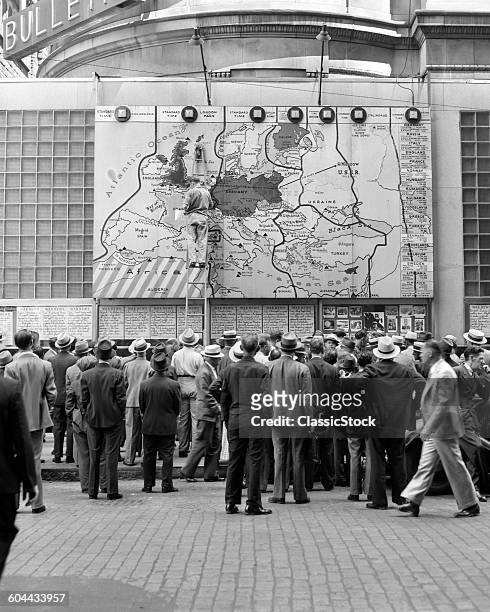 1940s CROWD READING WAR MAP IN FRONT OF PHILADELPHIA BULLETIN BUILDING PHILADELPHIA, PA