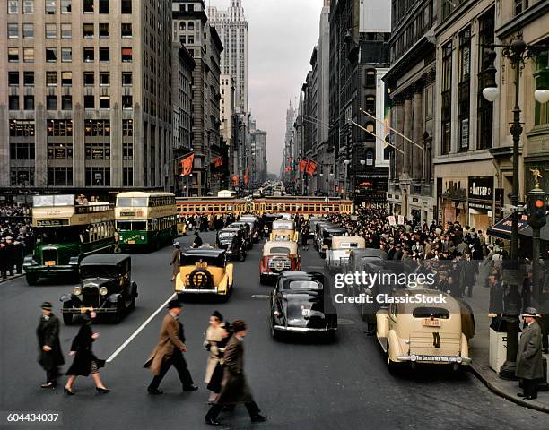 1940s PEDESTRIANS CARS TAXIS BUSES TROLLEY TRAFFIC FIFTH AVENUE LOOKING NORTH FROM JUST BELOW 42nd STREET MANHATTAN NEW YORK USA