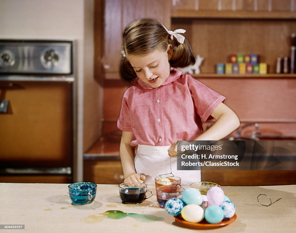 1960s SMILING GIRL WEARING. 