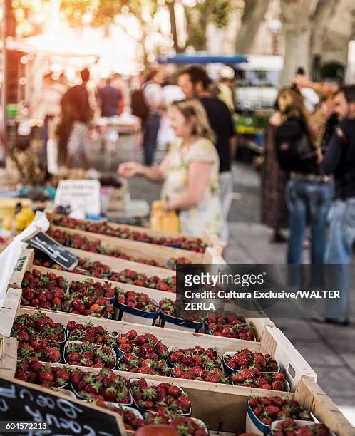 strawberries on fruit and veg stall in market place, avignon, provence, france - avigon stock-fotos und bilder