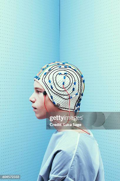 portrait of teenage boy with brain test cap - cognitive technology stock-fotos und bilder