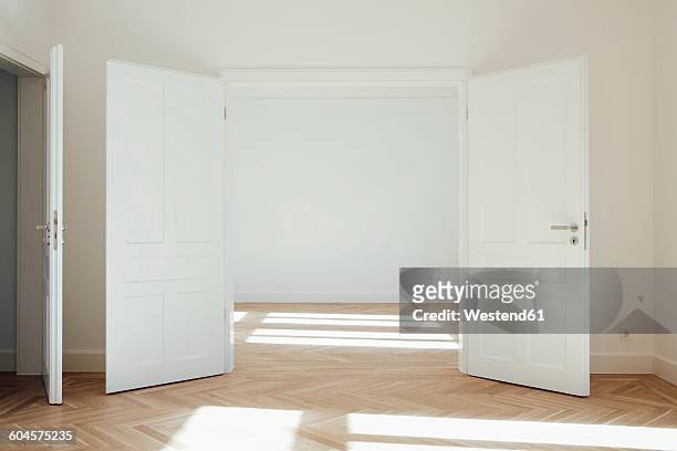 house with empty rooms and open doors - double door stock-fotos und bilder