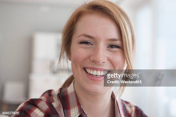 portrait of happy young woman with freckles - happy face close up stockfoto's en -beelden
