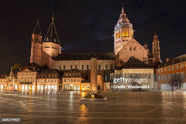 germany, rhineland-palatinate, mainz, cathedral and heunen column at market place at night - mainz germany stock pictures, royalty-free photos & images