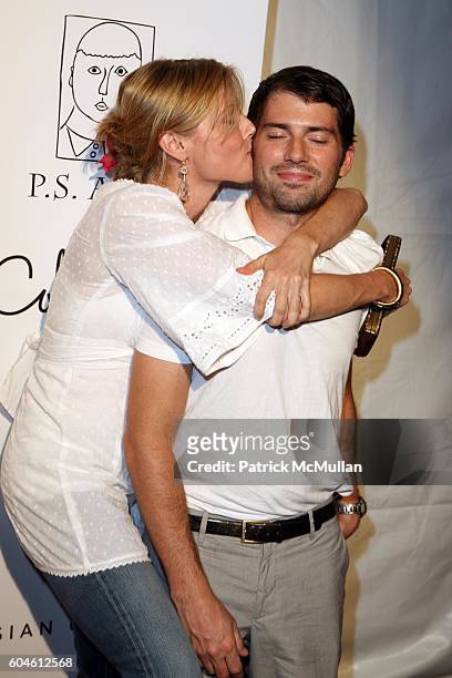 Julie Bowen and Scott Phillips attend Inaugural "Kid Art Event - A Benefit for P.S. Arts" at Lo-Fi on June 1, 2006 in Los Angeles, CA.