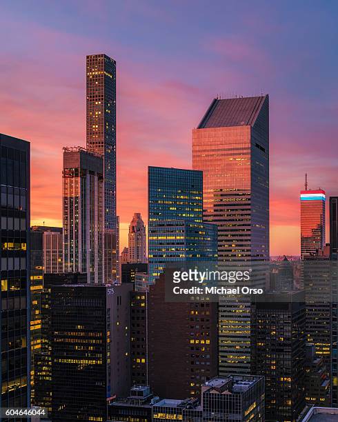 432 park avenue, citicorp, citigroup center citibank building. unique rooftop view during and colorful sunset in manhattan. - rooftop new york photos et images de collection