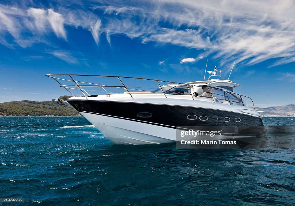 Fast yacht