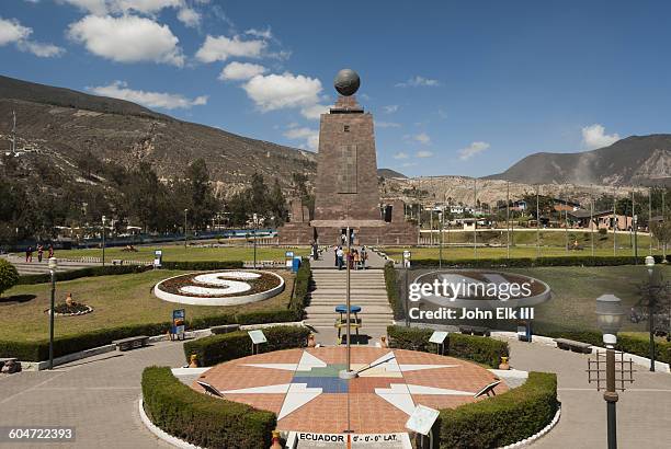 la mitad del mundo (equator) marker - äquator stock-fotos und bilder