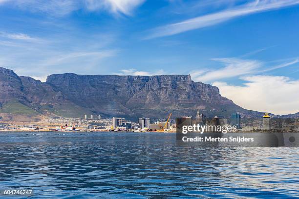 table mountain above downtown cape town - zuidelijk afrika stockfoto's en -beelden