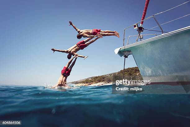 tauchen ins meer von yacht-sequenz-shooting - phasenaufnahme stock-fotos und bilder