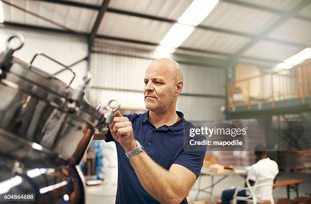 every batch is a masterpiece - brewmaster stockfoto's en -beelden