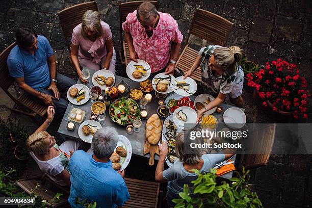 friends outdoors dining - reunião de amigos imagens e fotografias de stock