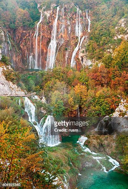herbstansicht des großen wasserfalls in plitvicer seen, kroatien - nationalpark plitvicer seen stock-fotos und bilder
