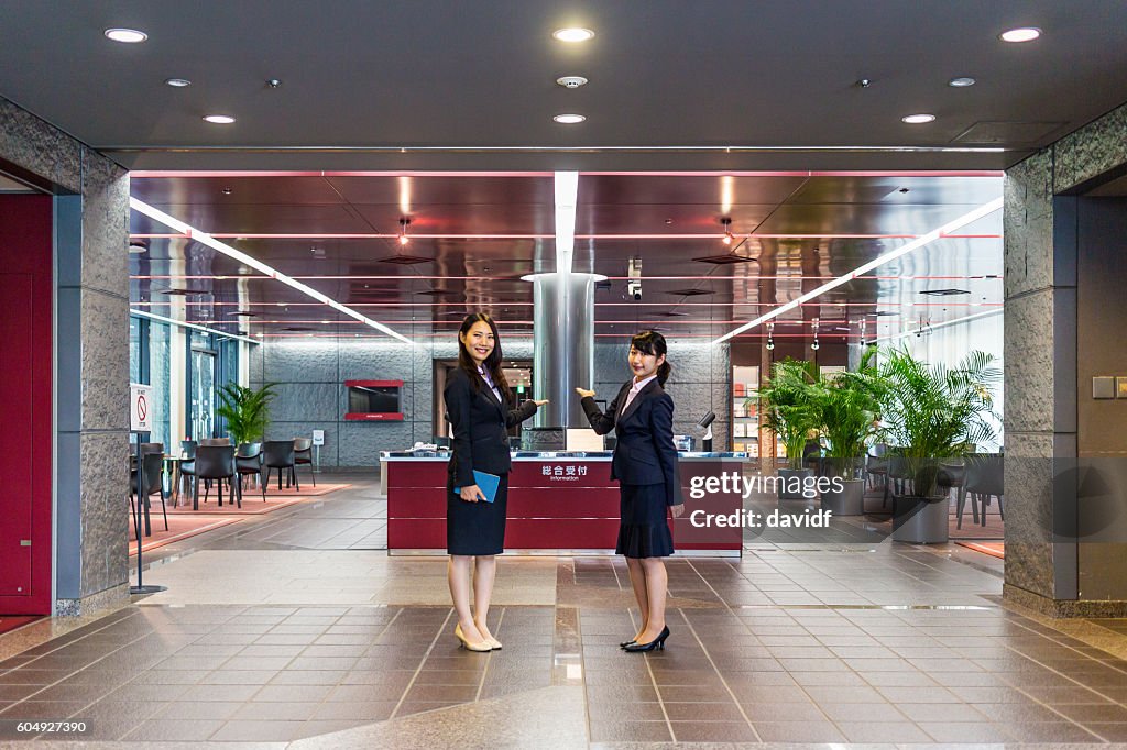 Bienvenida profesional en la recepción de negocios por mujeres en el edificio de oficinas