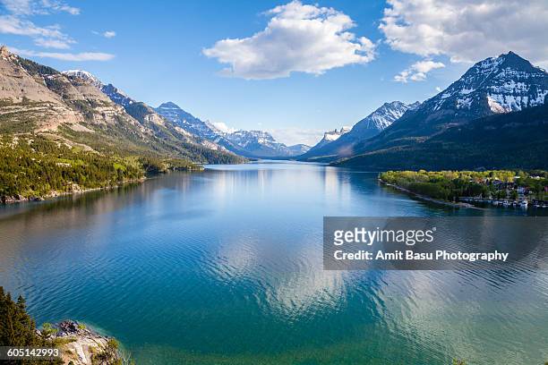 waterton lakes national park, canada - waterton lakes national park stockfoto's en -beelden