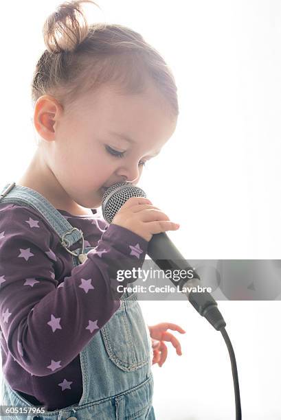 little girl singing in microphone - pure imagination the songs of leslie bricusse press night after party stockfoto's en -beelden