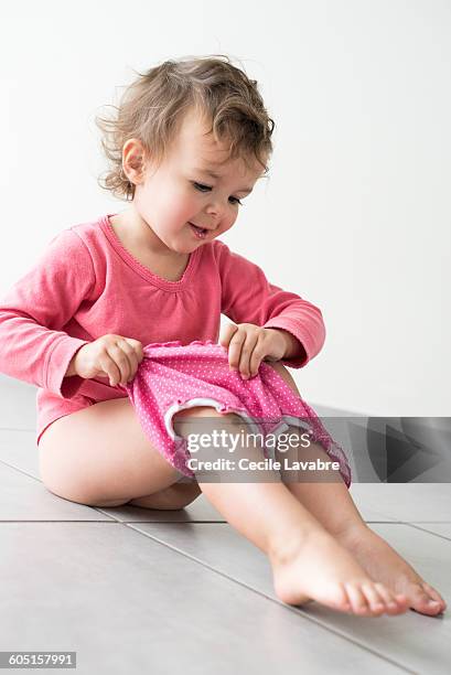 little girl getting dressed - bragas fotografías e imágenes de stock