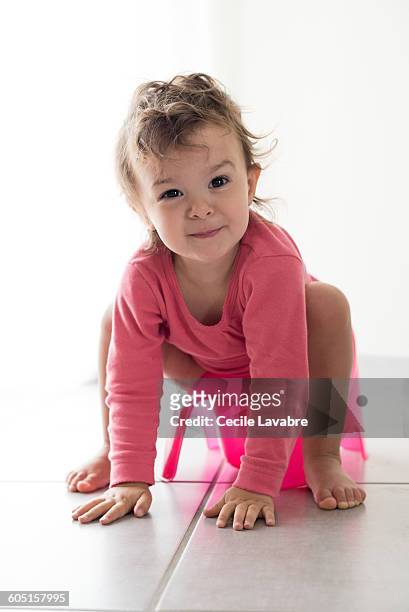 young girl on potty - girls peeing fotografías e imágenes de stock