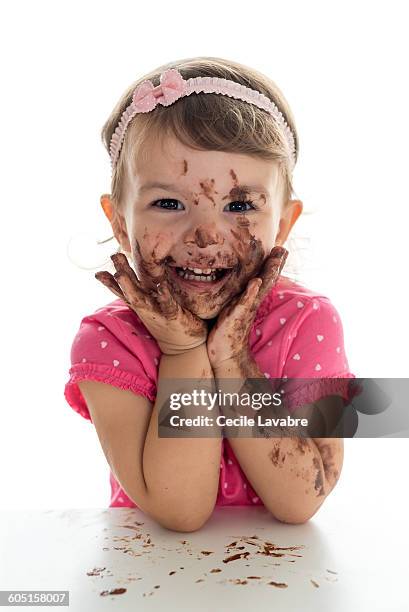 little girl with chocolate over face - chocolate face imagens e fotografias de stock