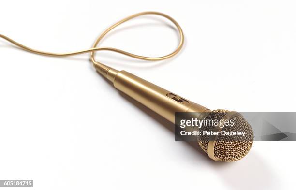 gold microphone with copy space - colour microphone foto e immagini stock