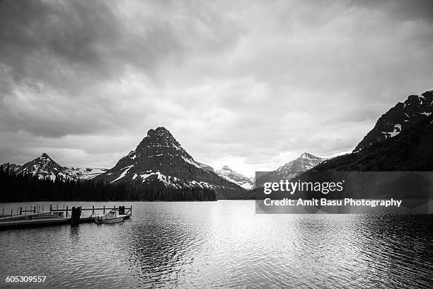 medicine lake, glacier national park, montana - two medicine lake montana stockfoto's en -beelden