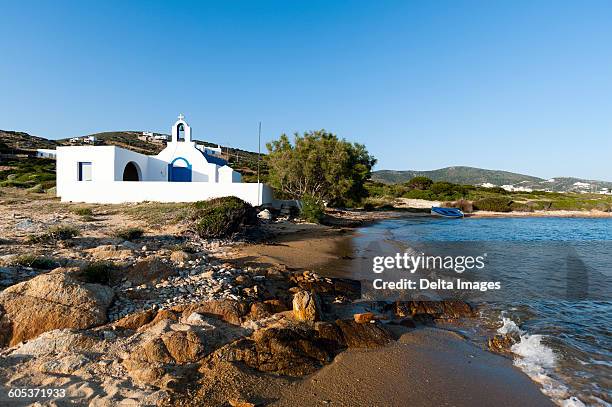 agios georgios church on beach at antiparos, cyclades islands, aegean sea, greece - agios georgios church stockfoto's en -beelden