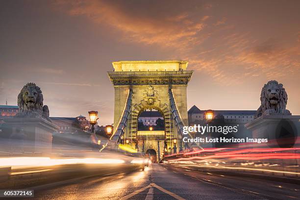 traffic on the chain bridge at night, hungary, budapest - chain bridge suspension bridge stock pictures, royalty-free photos & images