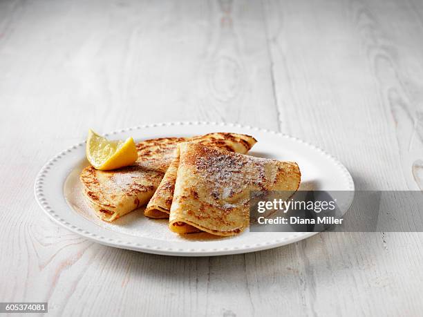 folded pancakes with sugar and lemon - pancakes stock-fotos und bilder