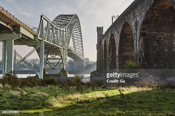 silver jubilee bridge and runcorn railway bridge, runcorn, cheshire, england - 鉄道橋 ストックフォトと画像
