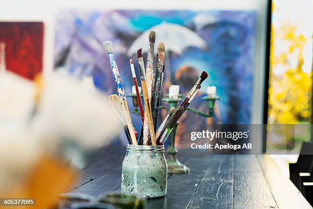 paintbrushes in container on table at art studio - art studio 個照片及圖片檔