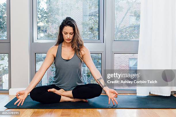 woman in gyan mudra pose - ギアナ・ムドラー ストックフォトと画像