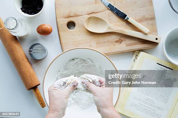 overhead view of person blending butter with flour, making scones - cookbook - fotografias e filmes do acervo