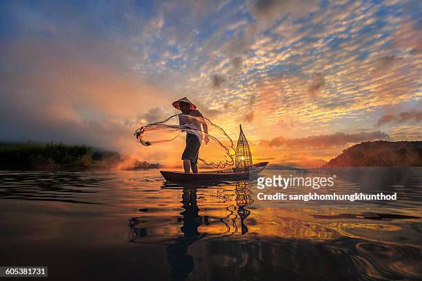 man fishing on mekong river, nong khai province, thailand - fisherman stock-fotos und bilder