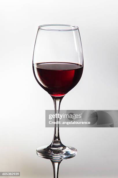 glass of red wine - red wine glass stock-fotos und bilder