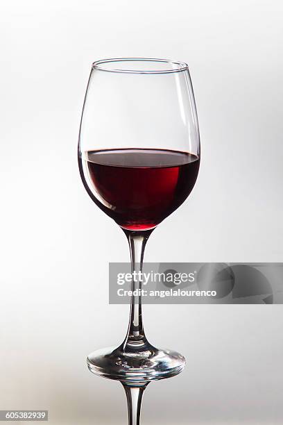 glass of red wine - empty wine glass 個照片及圖片檔