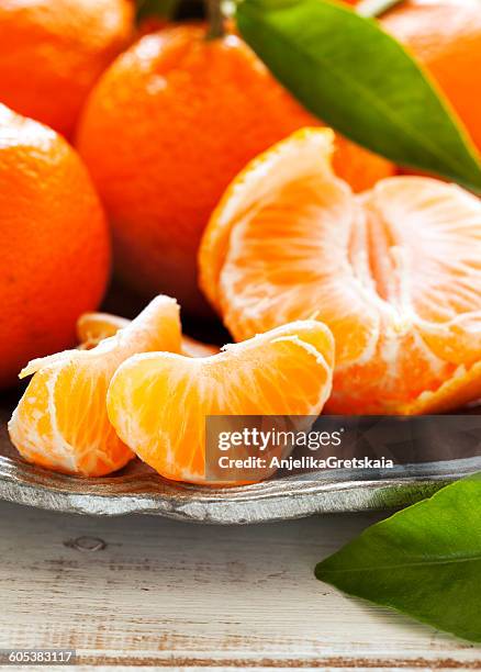 tangerines on a plate - mandarine stock-fotos und bilder